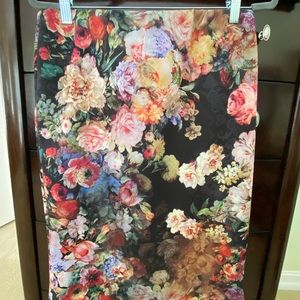Stunning floral print stretch skirt. No lining, simple care. Size large.